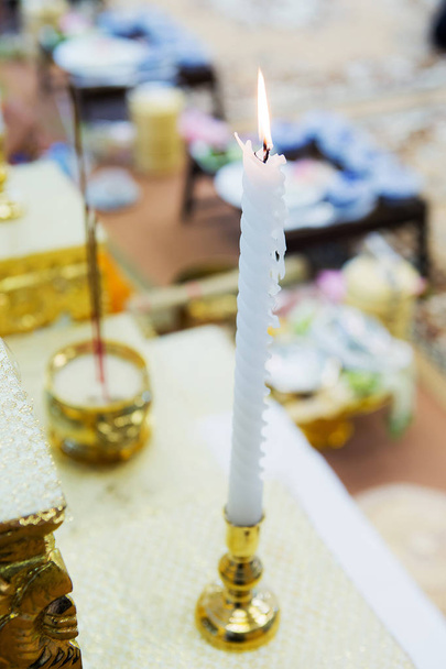 Vela blanca en la mesa para la ceremonia de boda
 - Foto, imagen