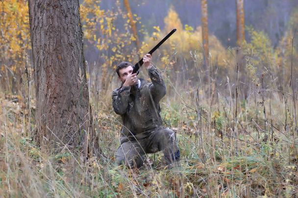 человек охотник на открытом воздухе в осенней охоте
 - Фото, изображение