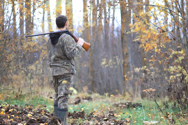 άνδρα κυνηγό υπαίθρια το φθινόπωρο κυνήγι - Φωτογραφία, εικόνα