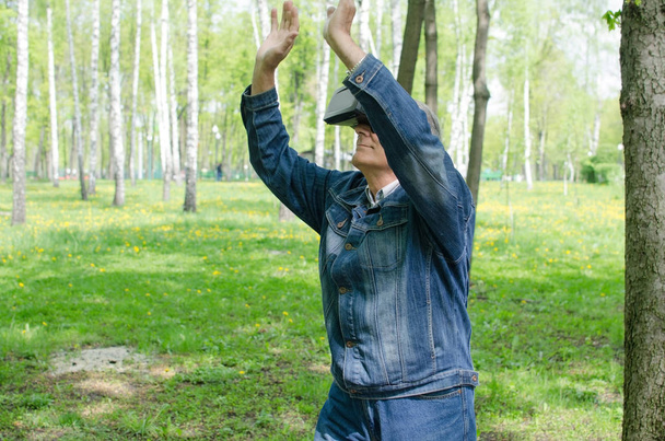 Aged man is using virtual glasses - Fotoğraf, Görsel