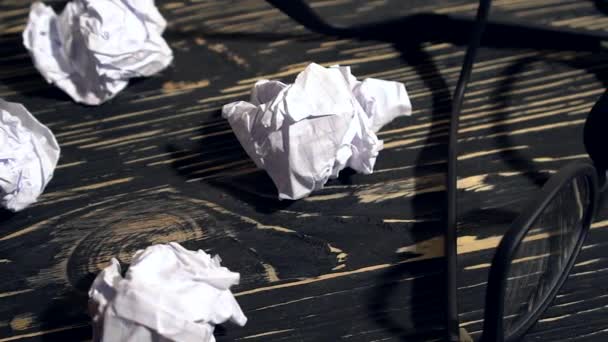 Persoon gooien een heleboel verfrommeld papier op een bureau, close-up. - Video
