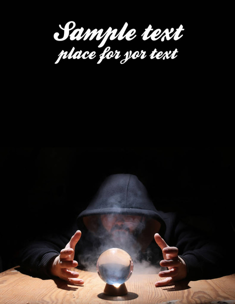 człowiek w czarnym kapturem z cristal piłkę i puste miejsca na tekst - Zdjęcie, obraz