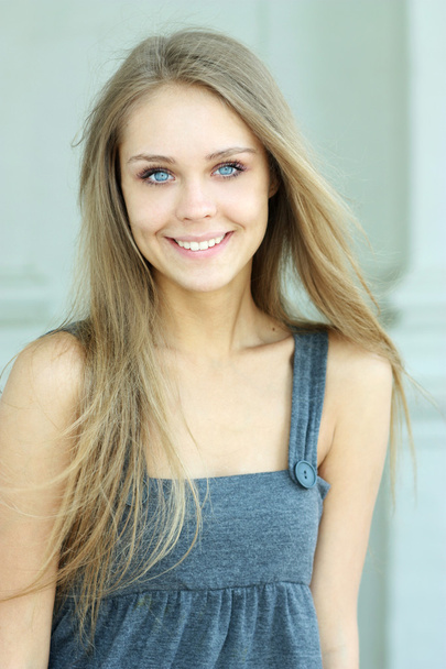 Beautiful blonde young woman - Foto, afbeelding
