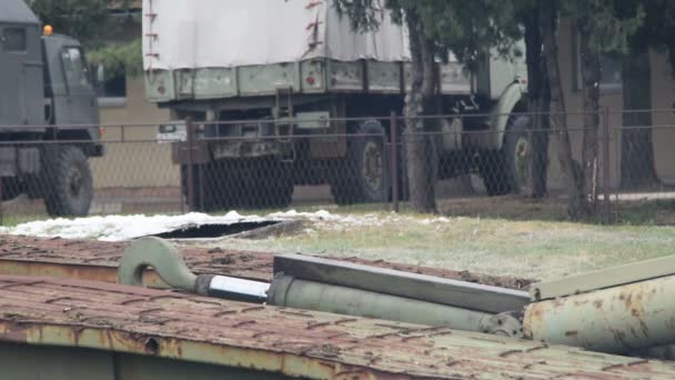  Brücke mit Panzerfahrzeugen aus nächster Nähe - Filmmaterial, Video