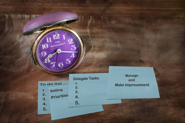 Herramienta de gestión del tiempo en nota adhesiva con reloj
 - Foto, Imagen