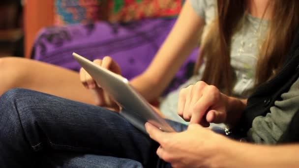 tablet tartó kezek - Felvétel, videó