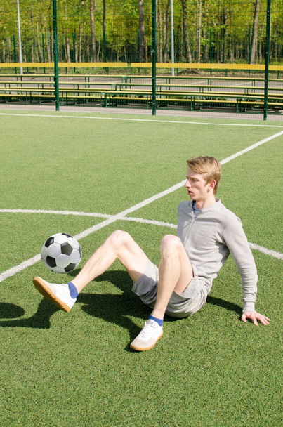 Young man making football freestyle - Foto, afbeelding