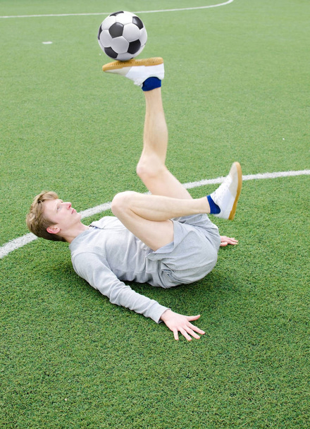 Young man making football freestyle - Foto, Imagen