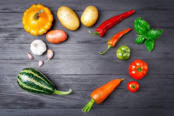 Zöldségek és fűszerek: fa - Fotó, kép