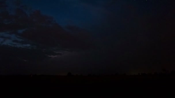  Tempestade noturna com relâmpagos no campo., 4K 4096x2304. Desfasamento temporal
 - Filmagem, Vídeo