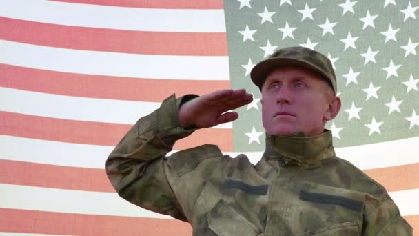  Στρατιώτης χαιρετισμό κατά την αμερικανική σημαία. 4k πυροβόλησε 3840 x 2160 - Πλάνα, βίντεο