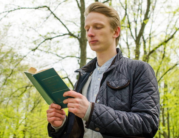 Young man reading a book - Fotoğraf, Görsel