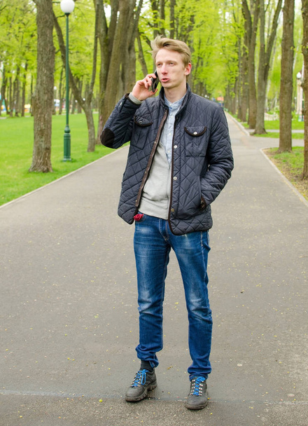 Young man using his telephone - Valokuva, kuva