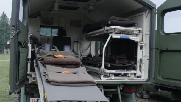 el interior de un vehículo de ambulancia militar, dentro de un vehículo de ambulancia militar
 - Metraje, vídeo