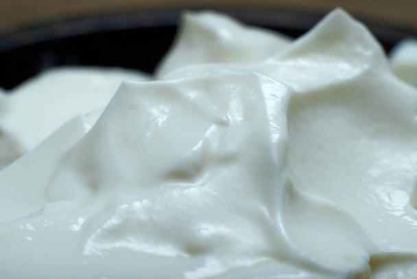 Yoghurt, walnoten en honing. - Foto, afbeelding