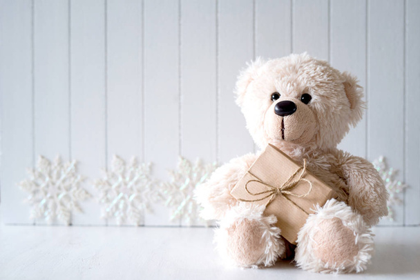  White Christmas background with teddy bear - copy space - Valokuva, kuva