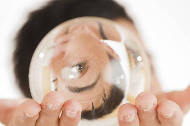mirando a través del globo de vidrio
 - Foto, imagen