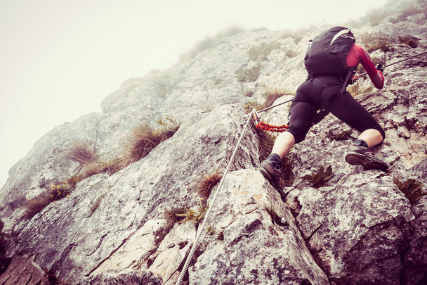 junge Frau auf Klettersteig  - Foto, Bild
