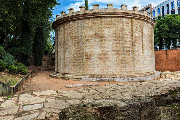 Mausoleo y camino romano
 - Foto, Imagen