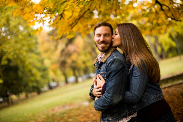 Fiatal pár, az őszi parkban - Fotó, kép