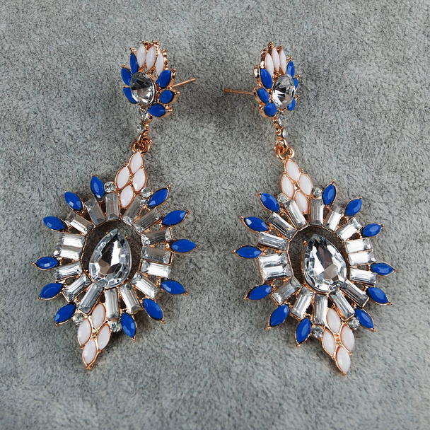 female emerald earrings - Foto, immagini