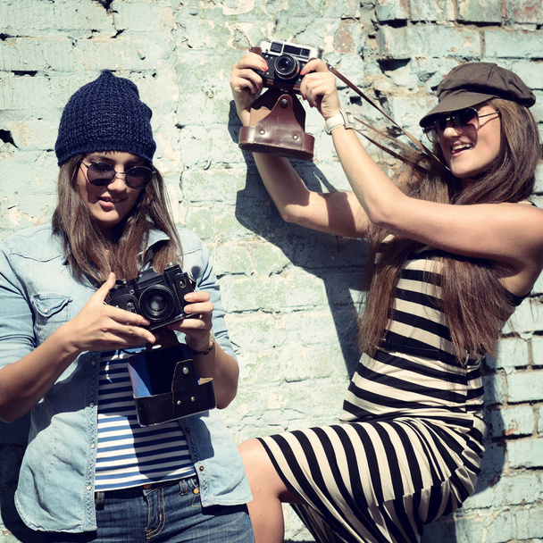 girls with vintage cameras - Fotoğraf, Görsel