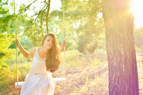 Kobieta w letni las sosnowy - Zdjęcie, obraz