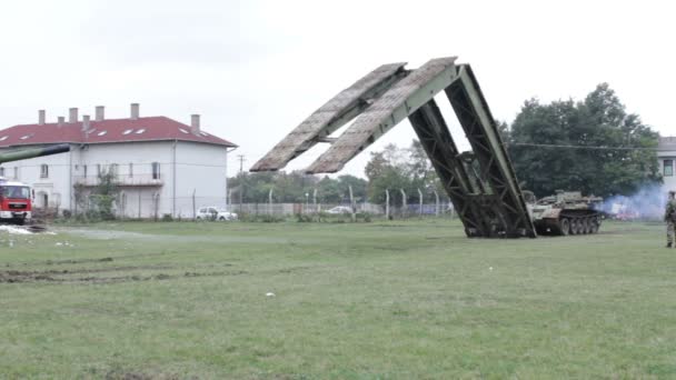 Brücke mit gepanzerten Fahrzeugen, die die Brücke vor der Brücke auf den Boden senkt - Filmmaterial, Video