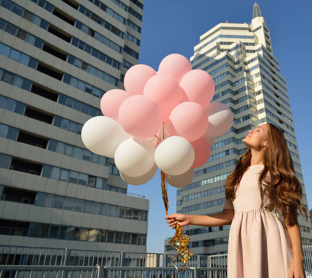 mooi meisje bedrijf ballonnen - Foto, afbeelding