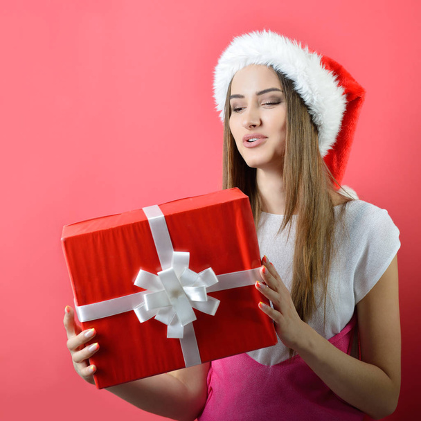 cheerful girl with gift box - Foto, Imagem