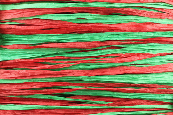 Tło - rafia czerwony i zielony papier paski położony w linii równoległych - Zdjęcie, obraz