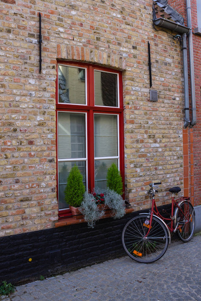 Red bicycle on the street of Bruge - Foto, afbeelding