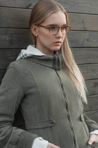 young woman in glasses - Foto, afbeelding