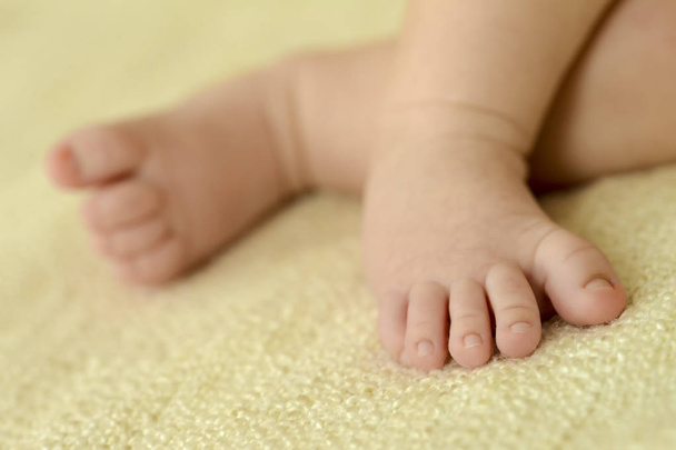 Детские ножки на одеяле
 - Фото, изображение