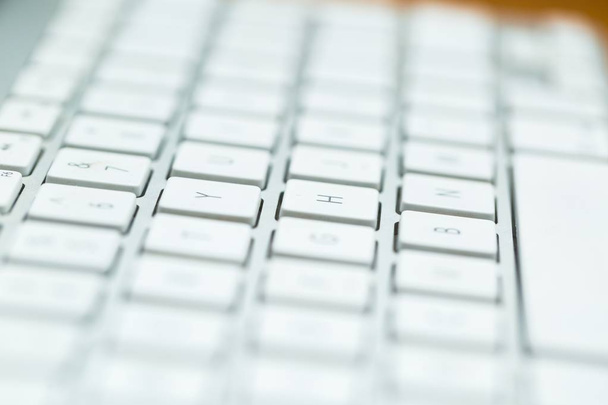 Крупним планом біла бездротова алюмінієва клавіатура
  - Фото, зображення