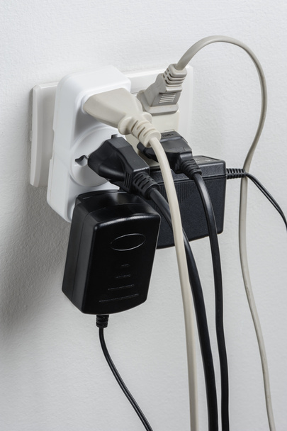 Overbelaste elektrische stekkers - Foto, afbeelding