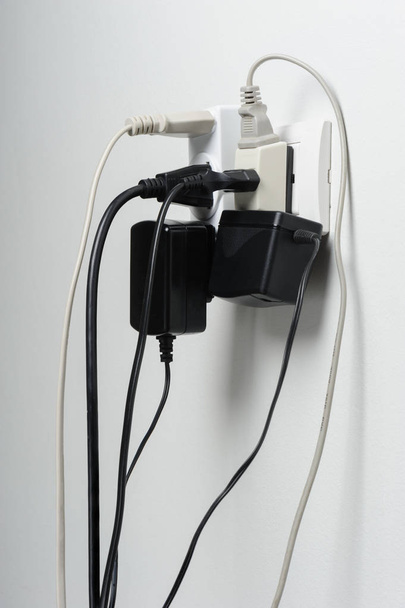 Перегруженные электрические вилки
 - Фото, изображение