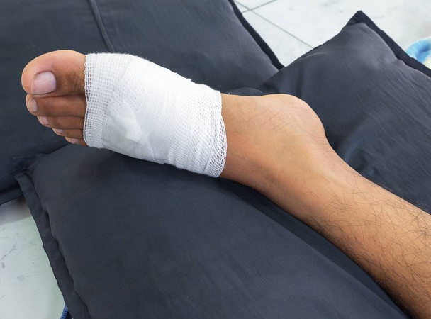 Gaza bandaż stóp, leczenia u pacjentów z owrzodzeniami stóp, mężczyzna - Zdjęcie, obraz