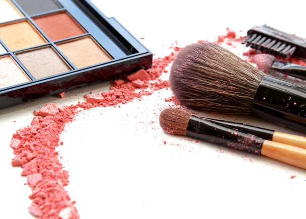 Make-up-Pinsel im Halter und Kosmetika isoliert auf weiß - Foto, Bild