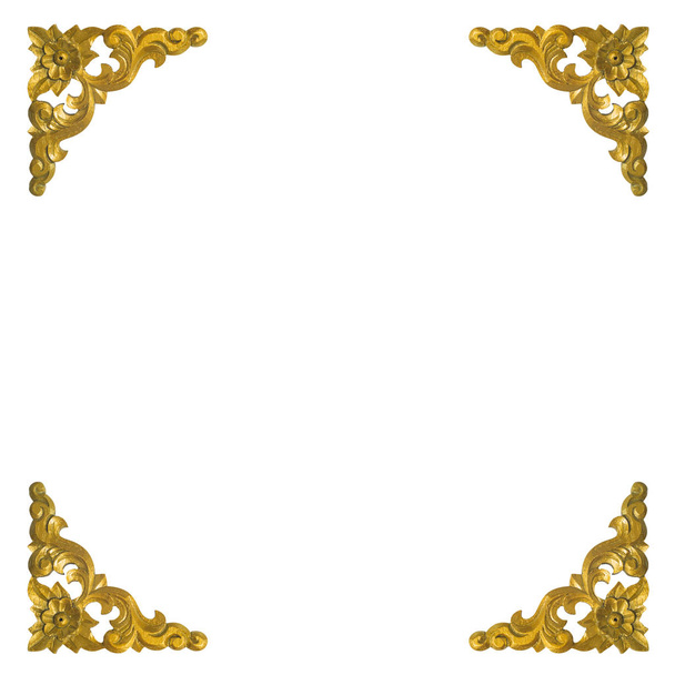 Ізольований візерунок дерев'яної різьбленої золотої фарби на білому тлі
 - Фото, зображення