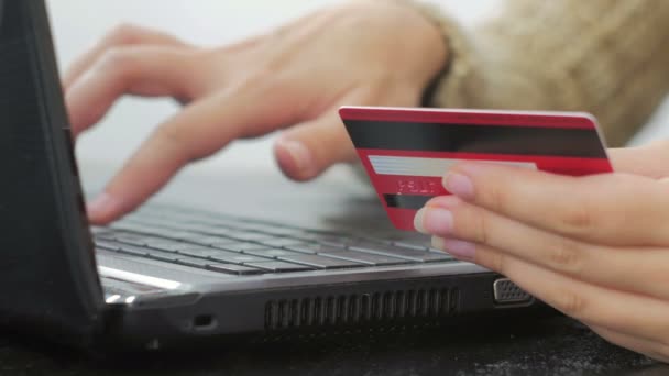 Mujer de compras en línea en el ordenador portátil con tarjeta de crédito
 - Metraje, vídeo