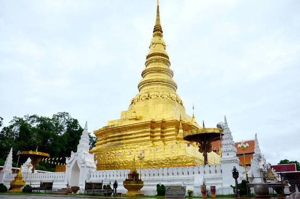 Chedi of Wat Phra That Chae Haeng temple for people visit and pr - Foto, immagini