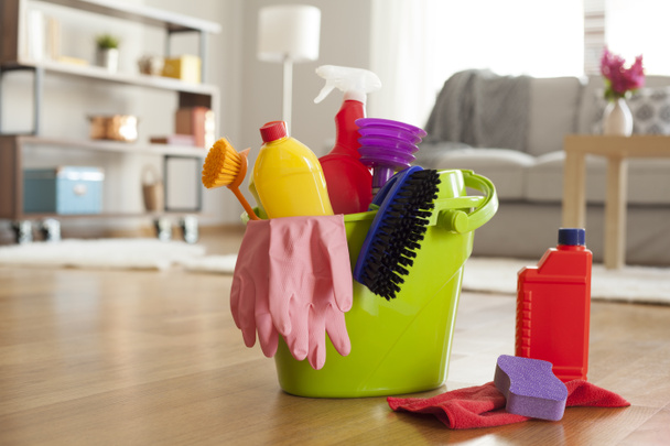 Secchio di plastica con prodotti per la pulizia in casa - Foto, immagini