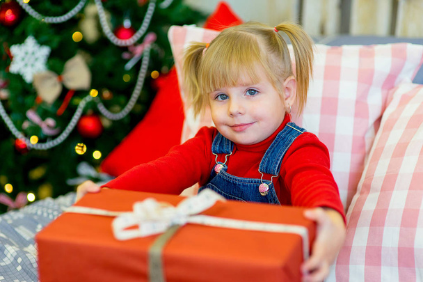happy child girl with Christmas gifts - Φωτογραφία, εικόνα