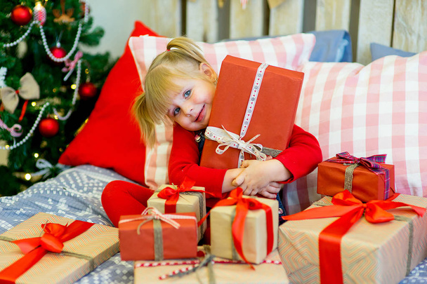 happy child girl with Christmas gifts - Φωτογραφία, εικόνα