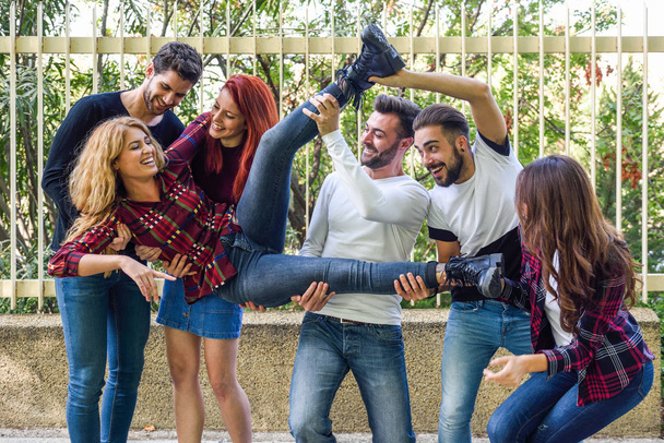 Grupo de jóvenes juntos al aire libre en el entorno urbano
 - Foto, imagen