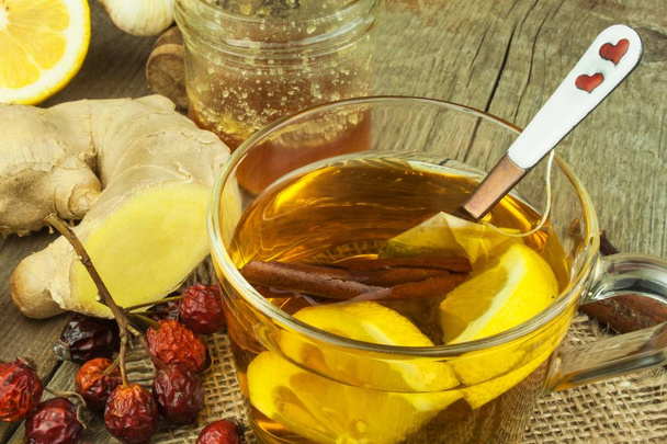 Natural treatment for colds and flu. Ginger lemon honey garlic and rosehip tea against influenza. Hot tea for colds. Home Pharmacy. Proven treatment of diseases. Folk medicine. - Foto, imagen