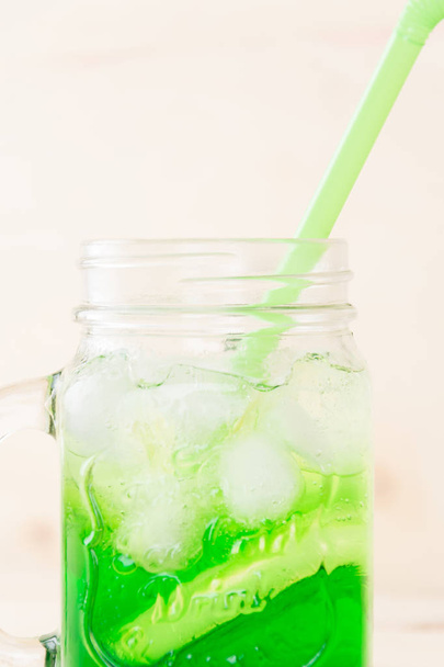green soda on wood - Zdjęcie, obraz