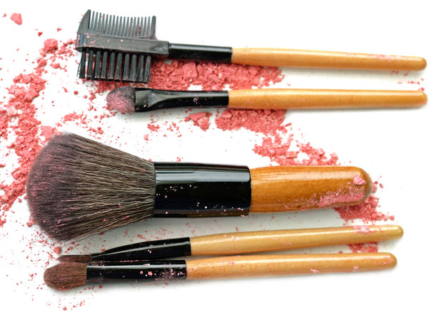 Cepillo de maquillaje profesional en sombra de ojos triturada colorida
 - Foto, Imagen