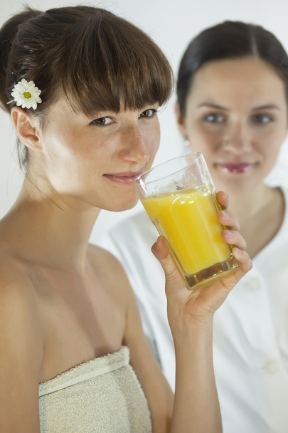 Жінка п'є апельсиновий сік
 - Фото, зображення